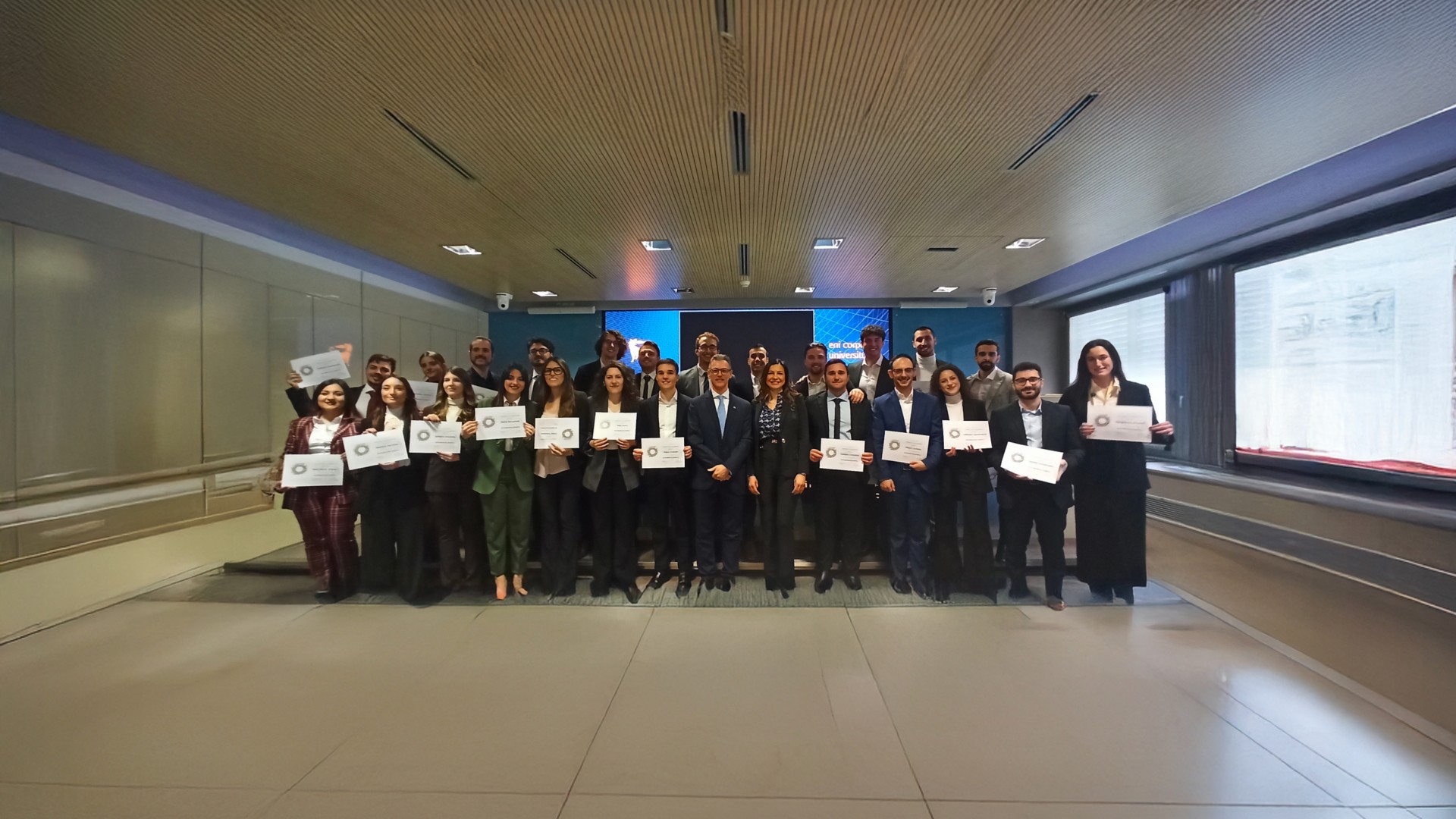 foto di gruppo studenti eni accademy